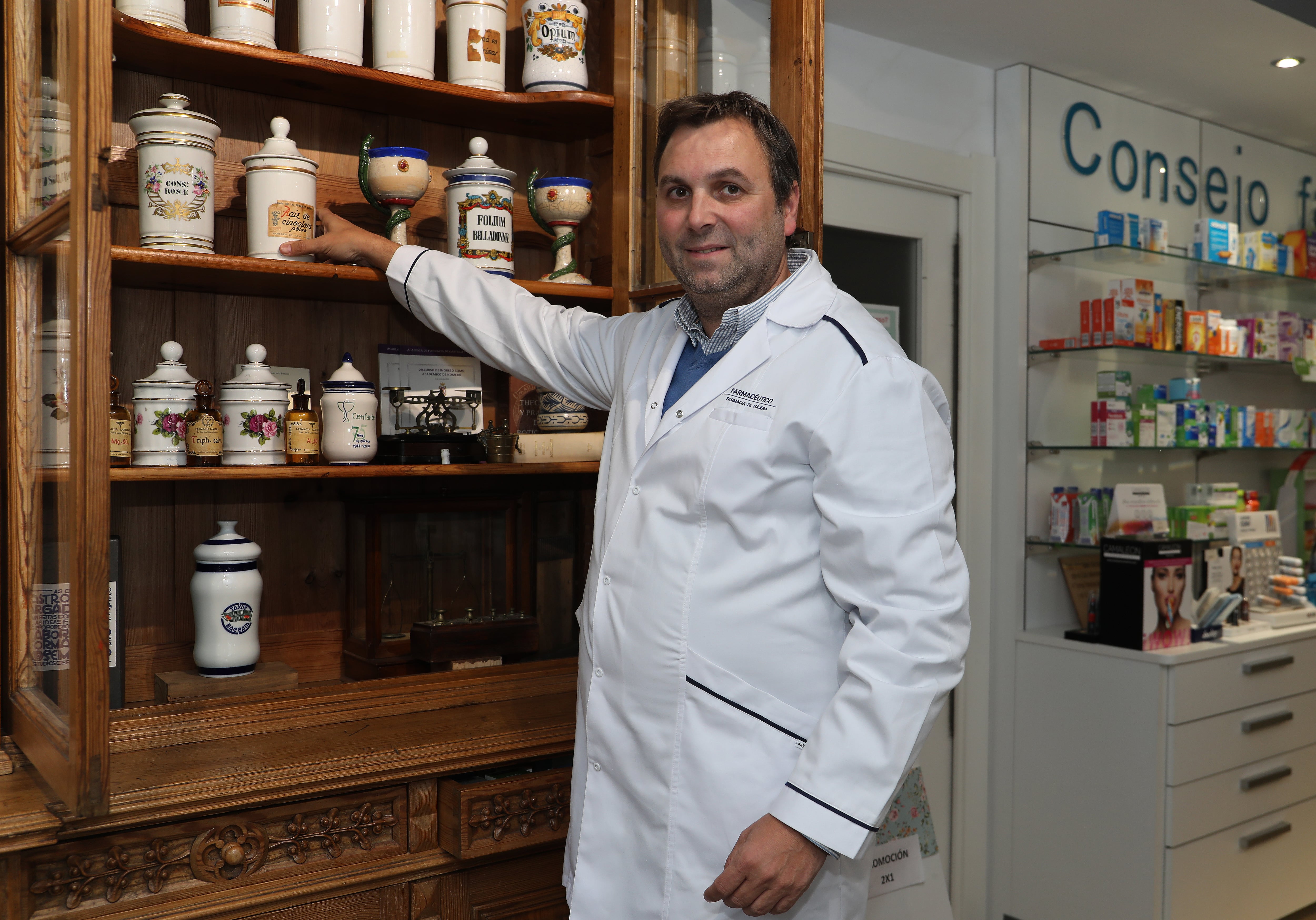 El farmacéutico y doctor José Luis Nájera, es miembro de la FIP(Federacion Intermacional de Farmacéuticos) encargado del análisis de farmacia comunitaria en el ámbito europeo