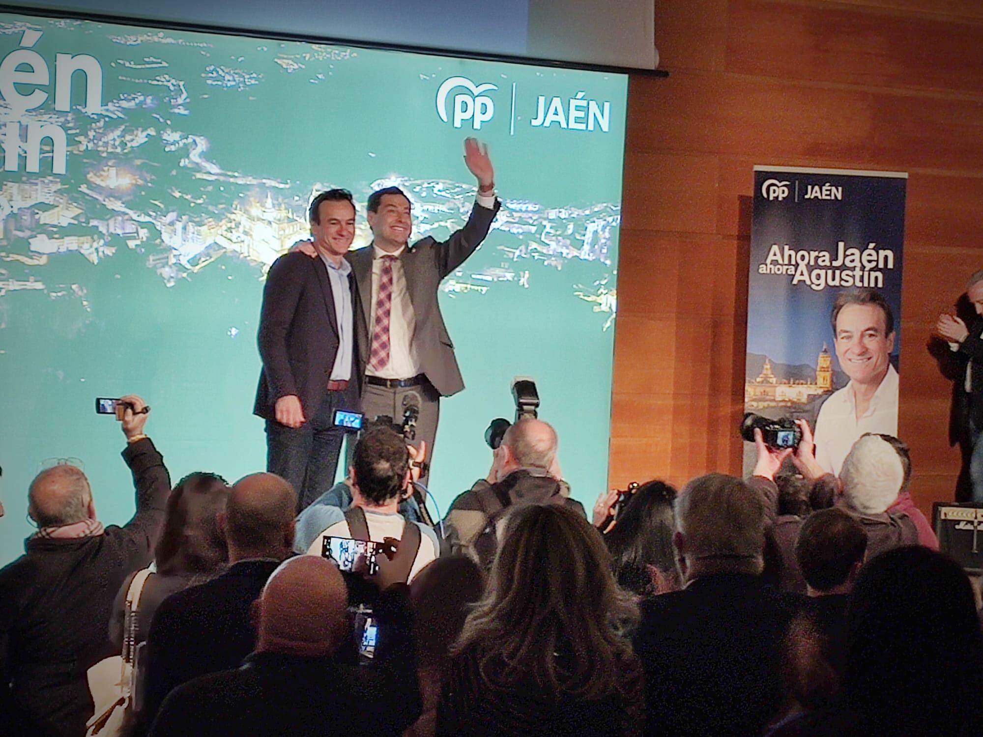 El candidato a la alcaldía de Jaén por el PP, Agustín González, junto al presidente popular andaluz, Juanma Moreno