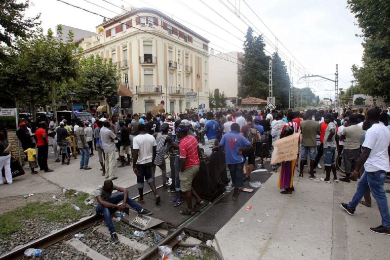 La via del tren tallada aquest dimarts pels immigrants senegalesos en protesta per la mort d'un compatriota