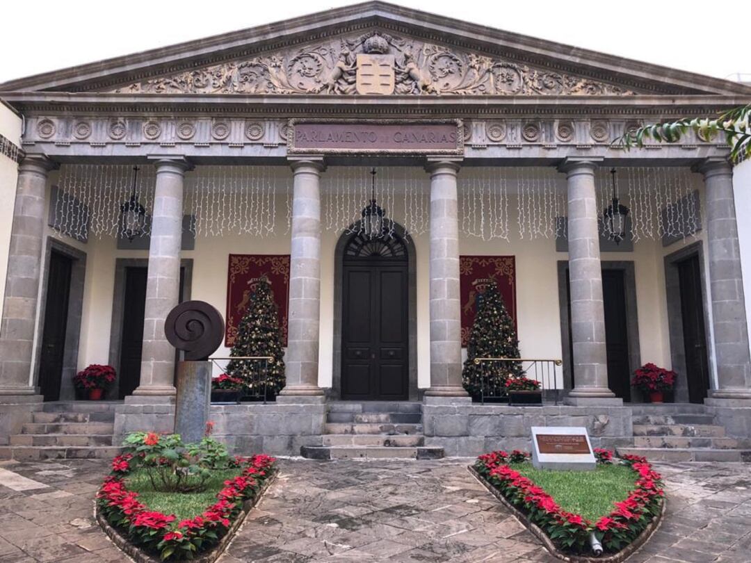 Fachada principal del Parlamento de Canarias hasta donde ha llegado la situación de los músicos y artistas de hotel en el Archipiélago