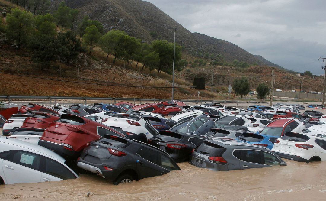 Ciento de coches inundados tras el paso de la Gota Fría en un depósito de vehiculos en Orihuela (Alicante).