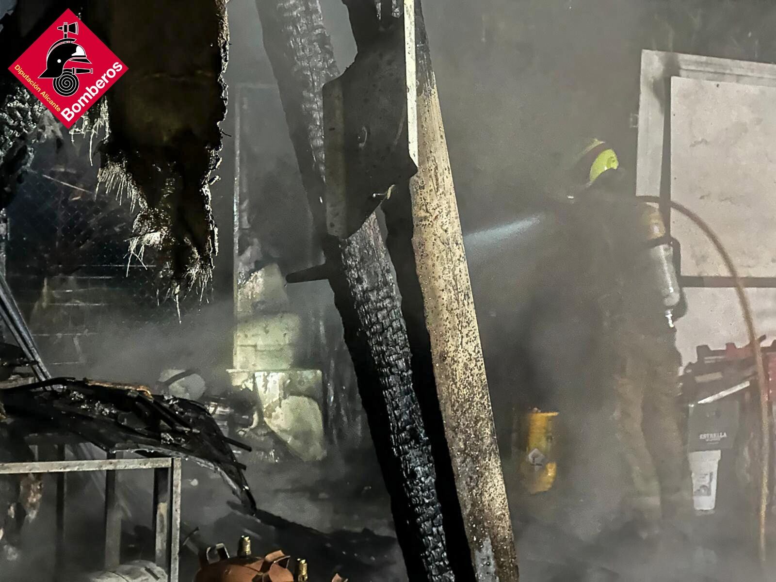 Aspecto de la nave incendiada en Cocentaina