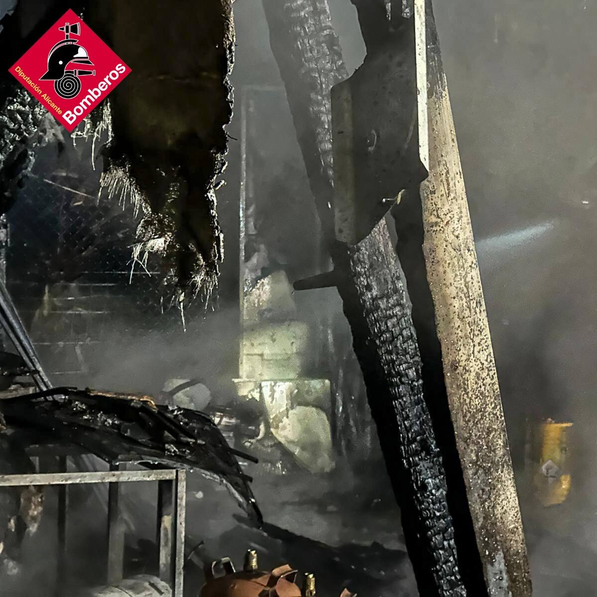 Un incendio afecta a una nave industrial en Cocentaina