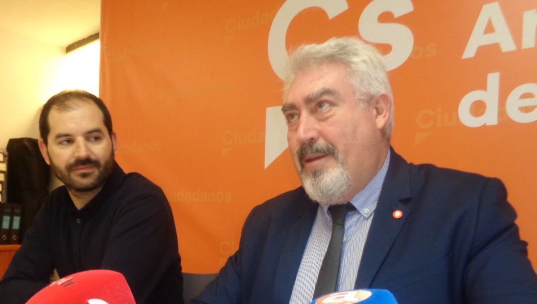 José Ignacio Delgado ha salido al paso de las declaraciones socialistas acompañado del concejal arandino Fernando Chico