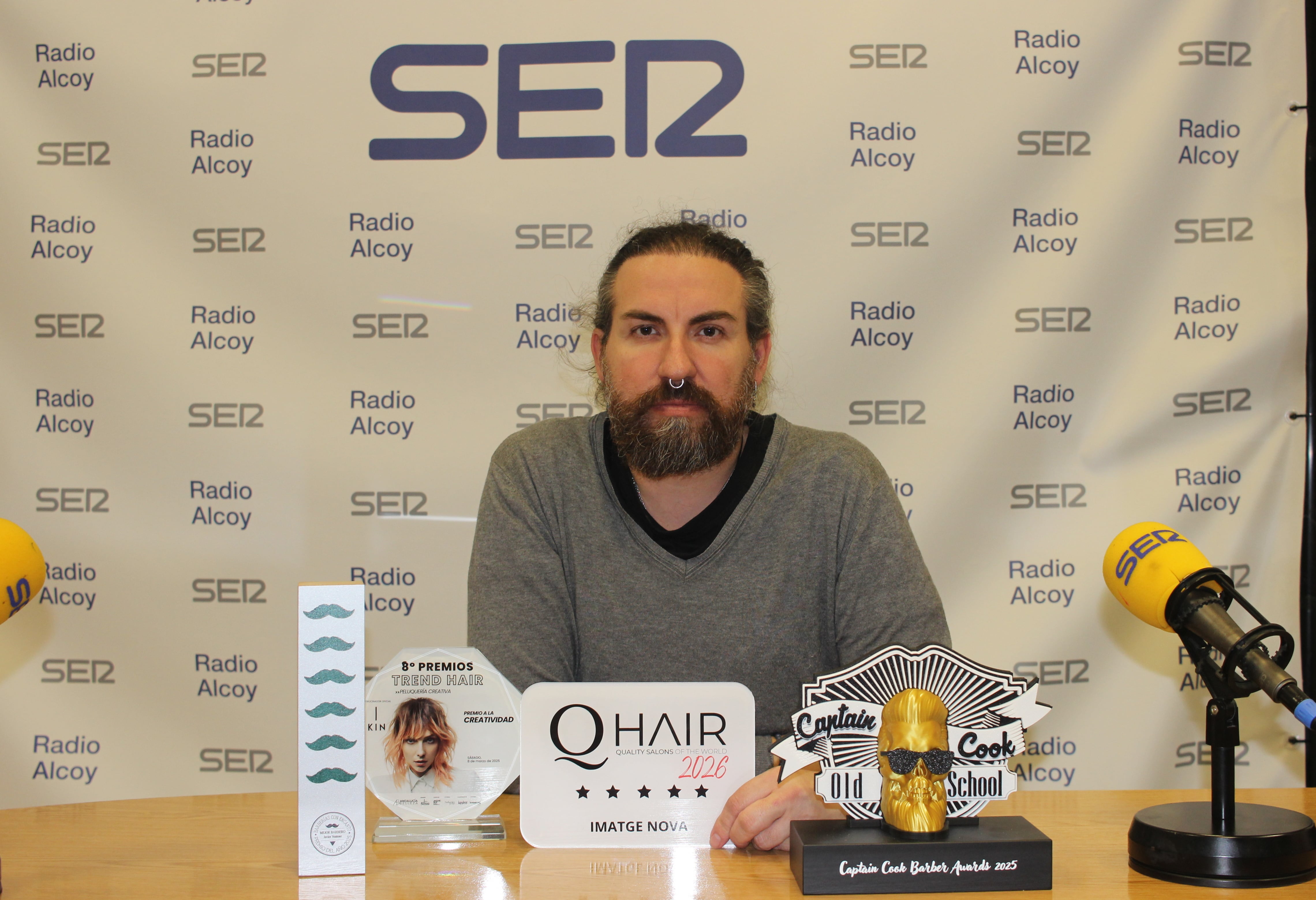 Javier Ventoso amb els premis com a millor barber 2025 en dos certamens i la revalidació de les 5 estreles de qualitat.
