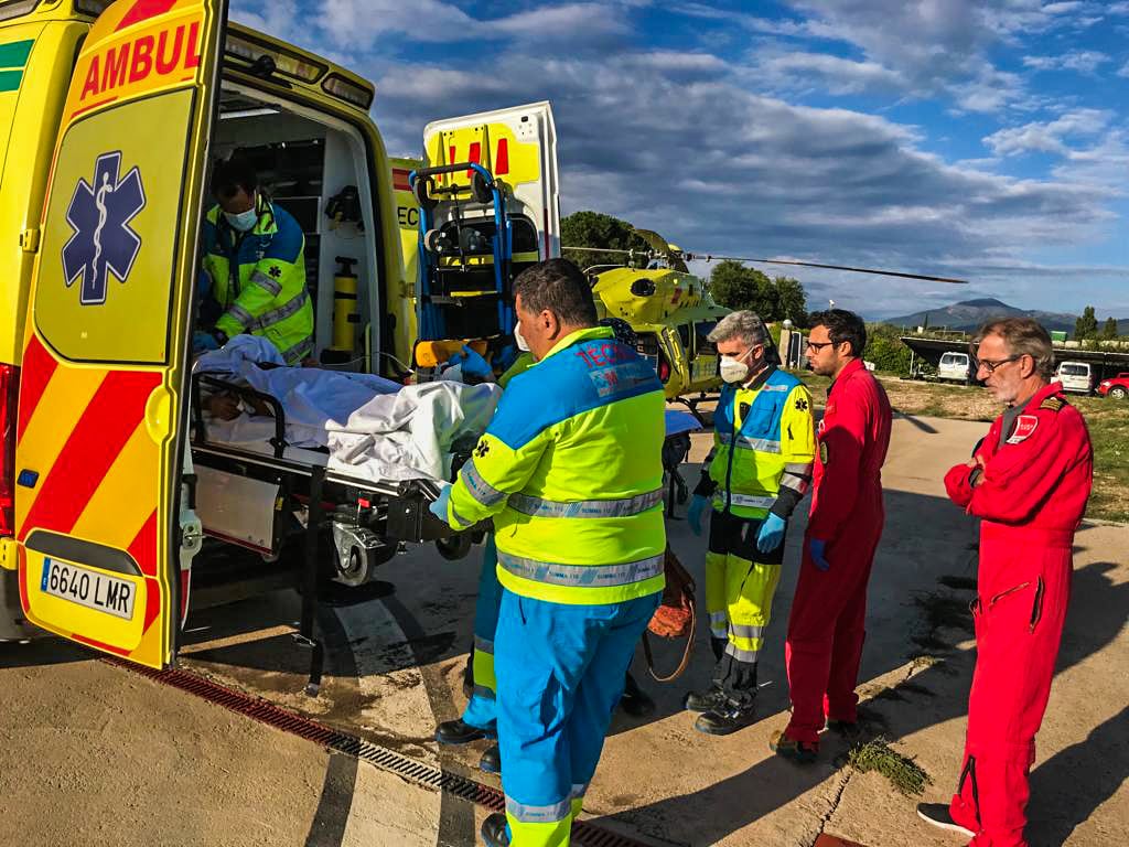 Servicios de emergencias trasladando a la mujer herida