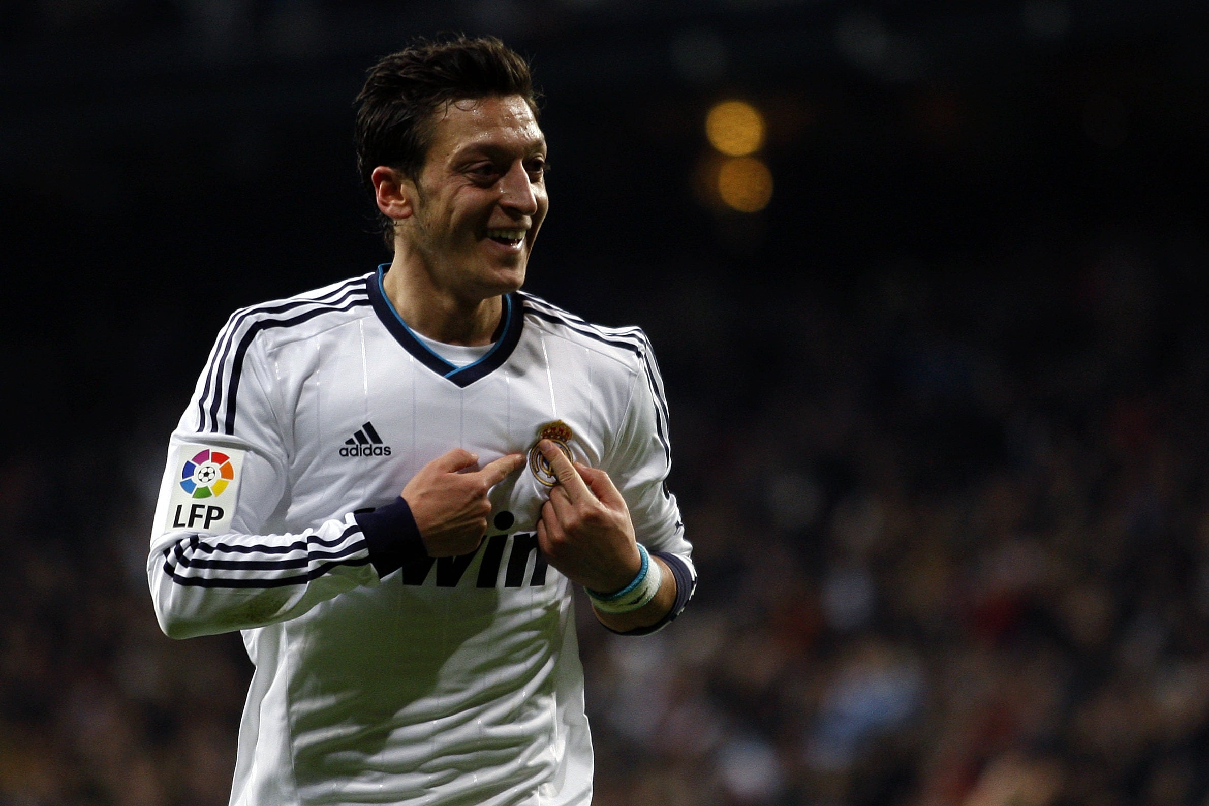 Mesut Özil celebra un gol con el Real Madrid