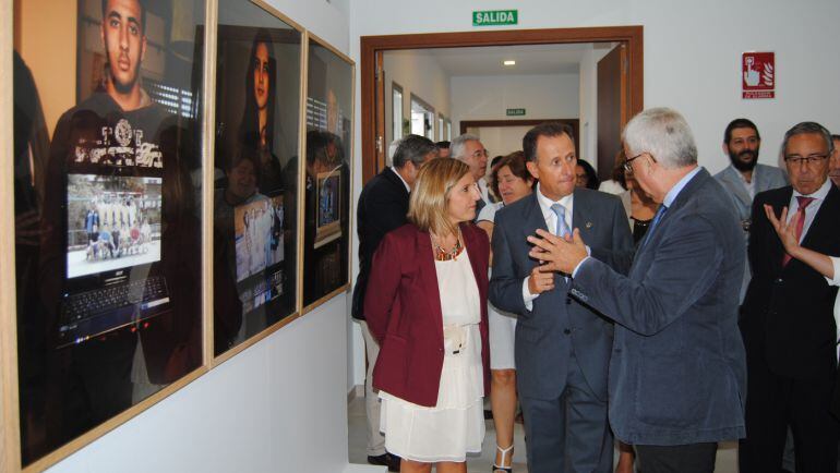 Irene García, José María Román y Manuel Jiménez Barrios recorren la 'Fábrica de la luz'