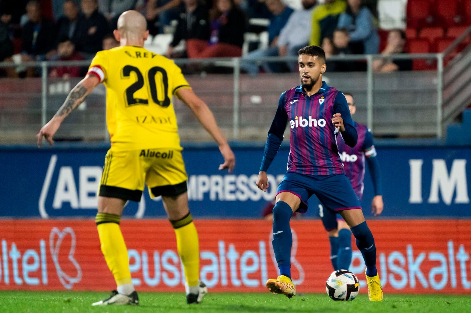 Matheus encara con el balón en el duelo ante el Mirandés en Ipurua