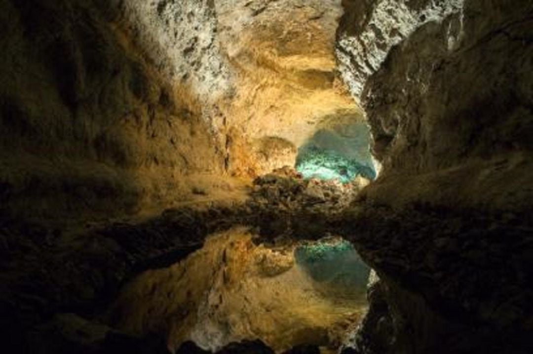 Interior de la Cueva de los Verdes.