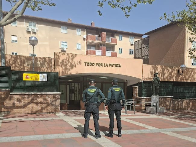 El agente persiguió al sospechoso que huyó en coche tras arrojar el dinero para darse a la fuga