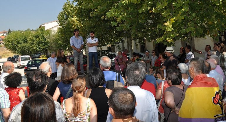 Luis Tudanca (derecha) y Oscar Tapias (izquierda) hablan en el homenaje a los concejales asesinados en Arenas de San Pedro en 1936