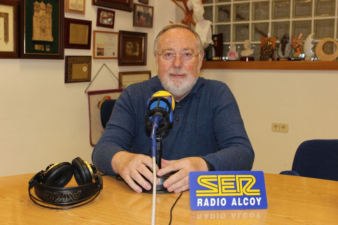 Imagen de archivo del médico Paco Pascual en los estudios de Radio Alcoy