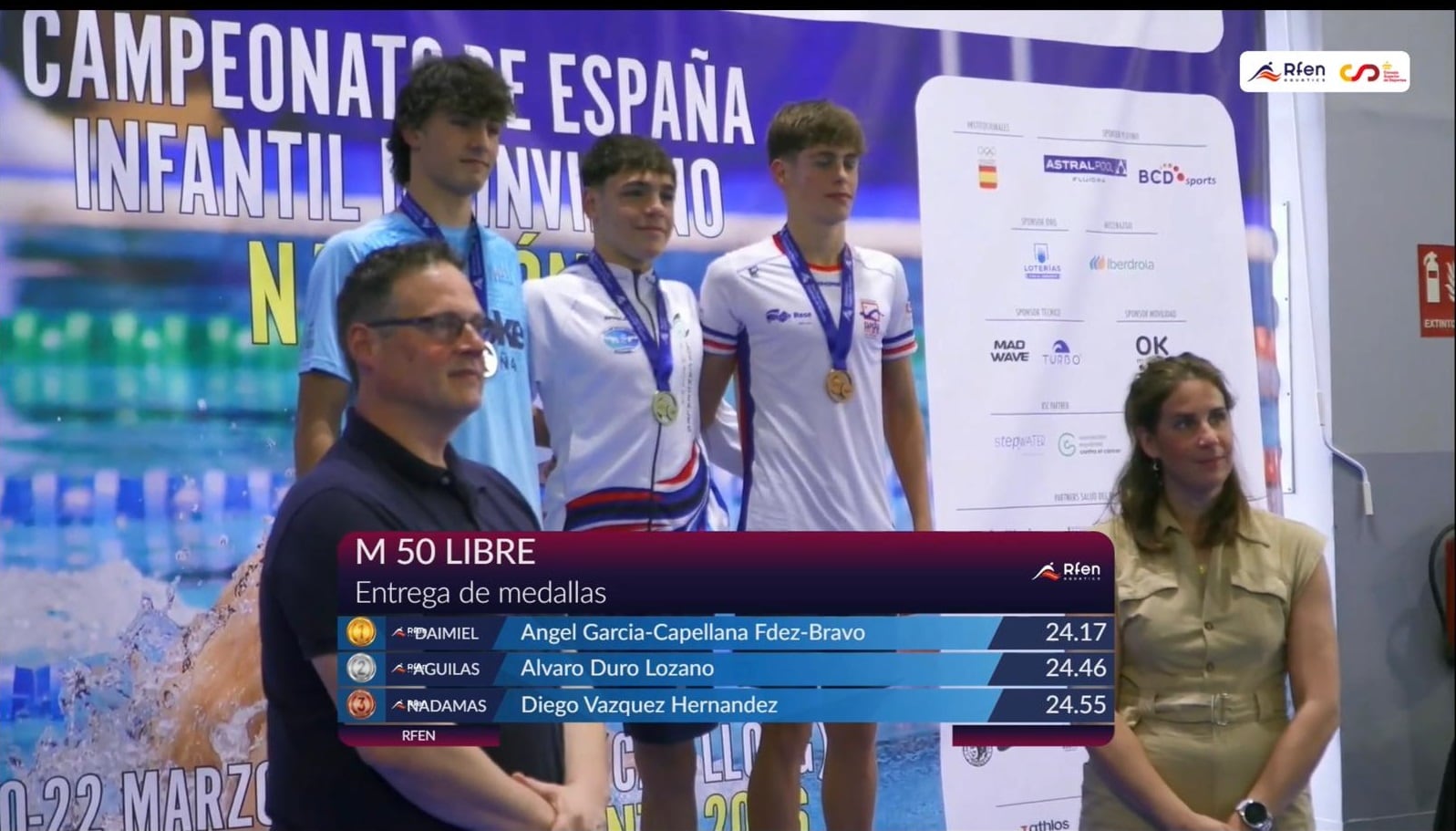 El nadador Diego Vázquez, del Nadamas Lanzarote, en el podio del Campeonato de España Infantil de Invierno.