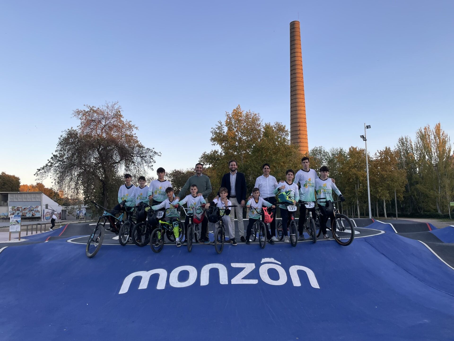 Acuerdo entre el Ayuntamiento de Monzón y el Club Biofrutal para el uso del pump track