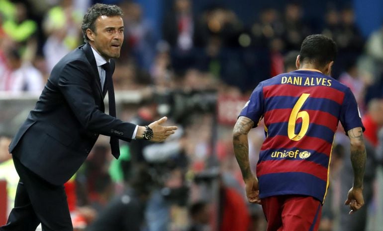 El entrenador del FC Barcelona, Luis Enrique se dirige al lateral brasileño Dani Alves, durante la final de la Copa del Rey