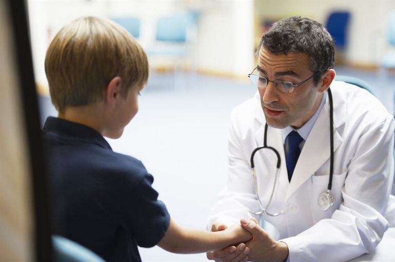 Imagen de un doctor hablando con un niño