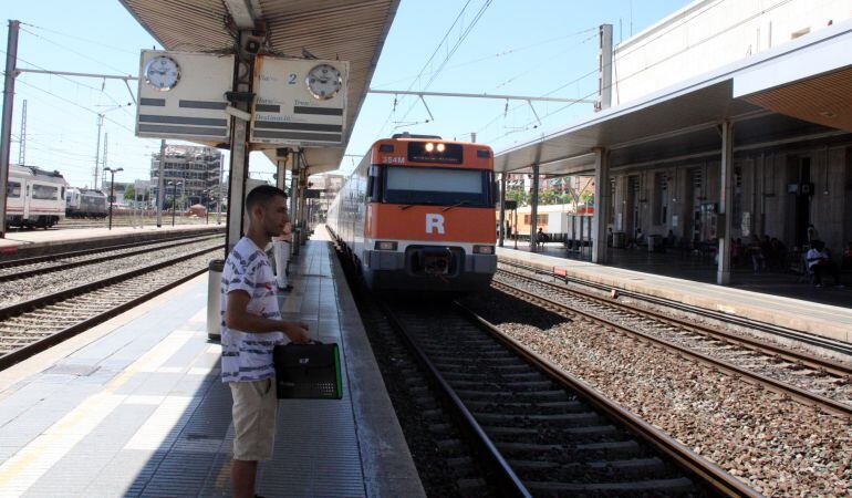L'R16 acumula retards al 37% dels seus trajectes segons Renfe i tot i els nous horaris