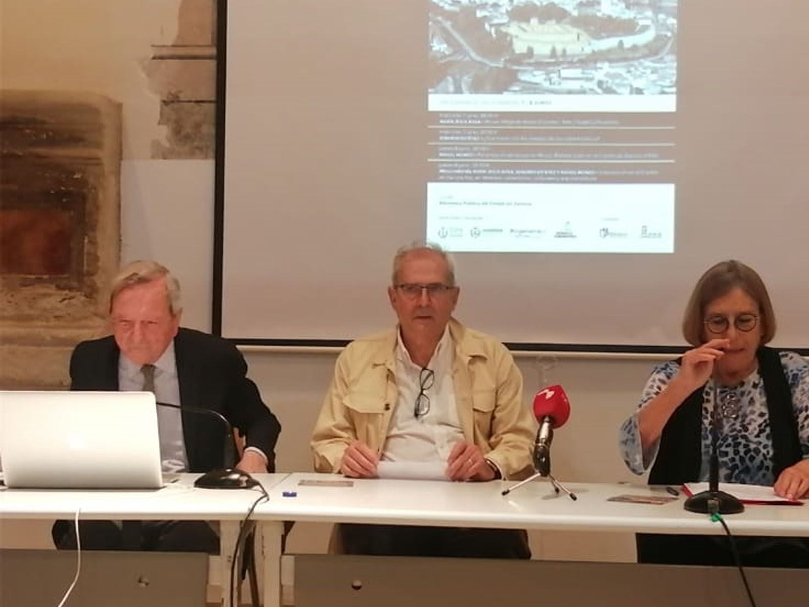 Rafael Moneo (izda) acompañado por el arquitecto Pedro Lucas del Teso y por Concha González, presidenta de la Asociación de Amigos de Baltasar Lobo