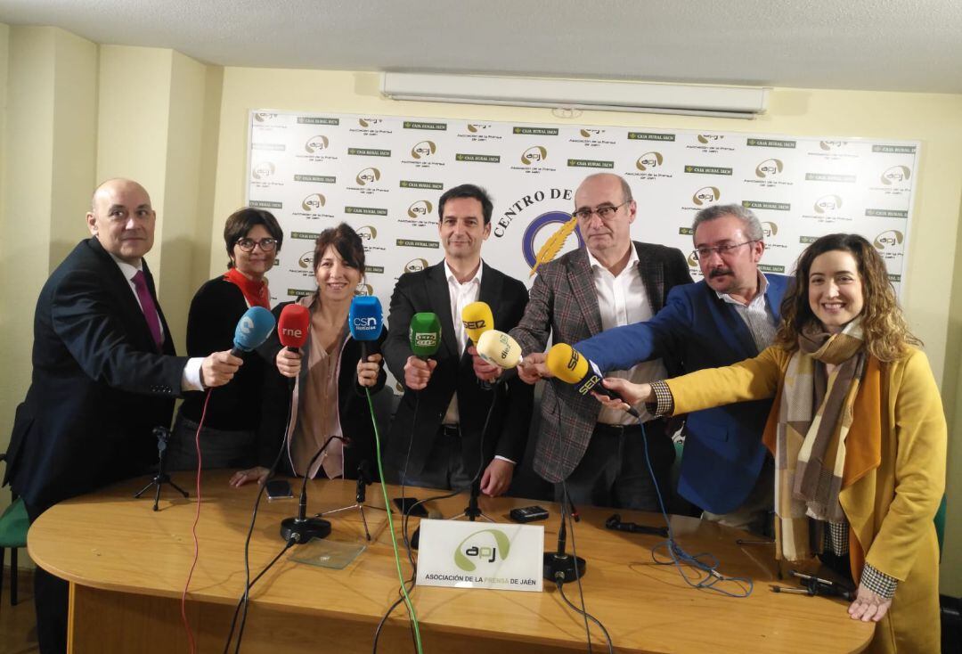 De izda a dcha: David Santos (Cope), Noelia Muñoz (RNE), Pilar Mariscal (Canal Sur), Florencio Torres(Onda Cero), Manuel Palomo (Radio Jaén), Manuel Expósito (Multimedia) y Sonia Padilla (Radio Linares).