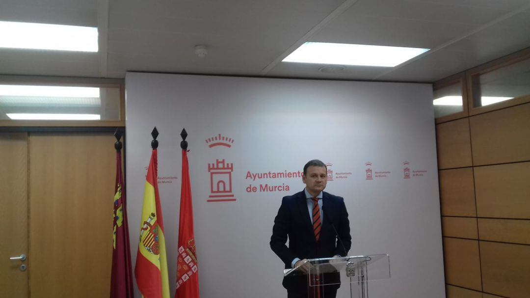 El Concejal de Pedanías, Marco Antonio Fernández, durante su comparecencia en el Ayuntamiento de Murcia