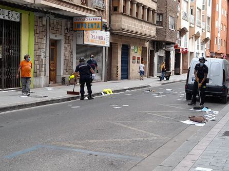 Los bomberos acudieron a despejar la calzada tras finalizar el suceso con la detencion del joven y su traslado al hospital