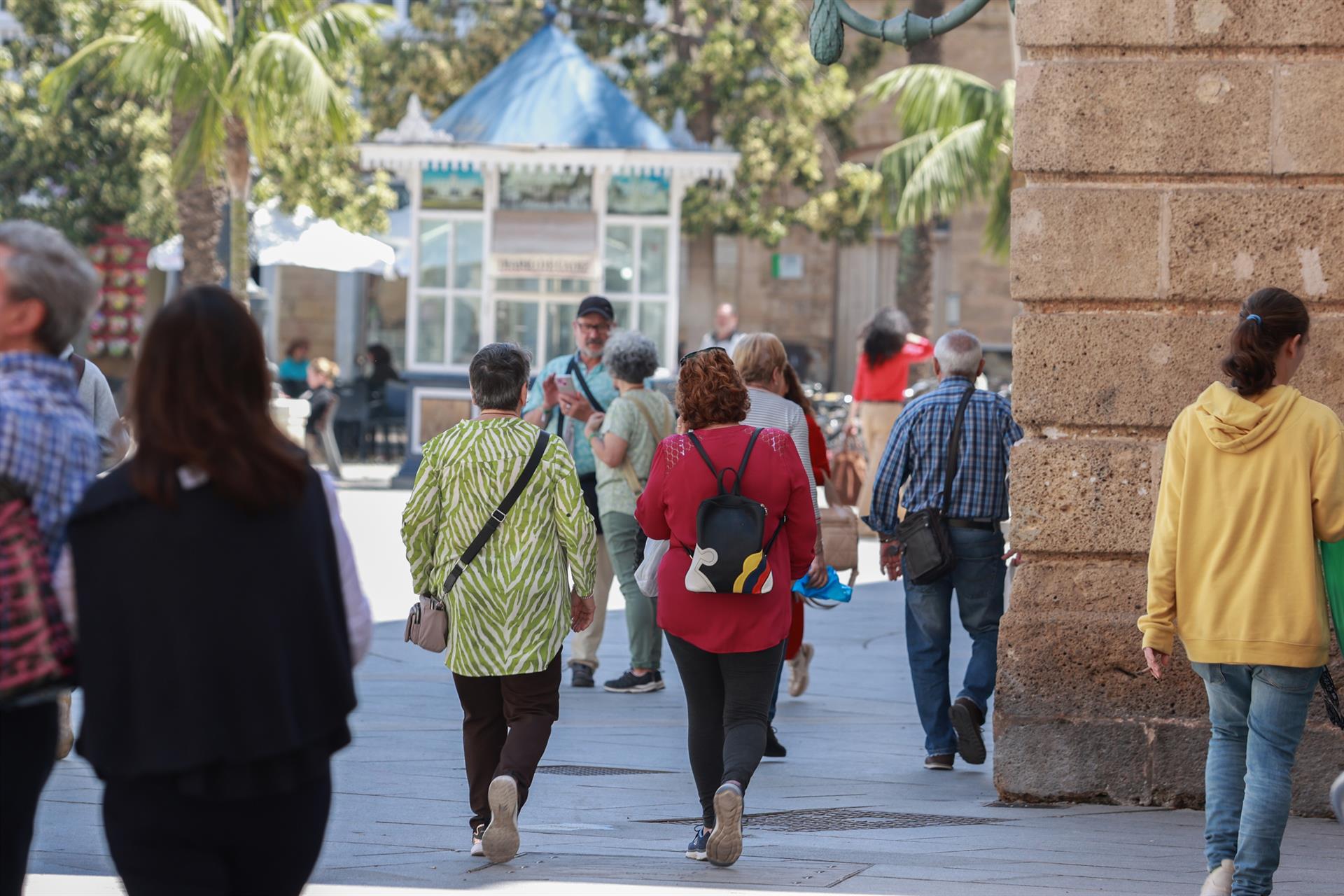 Personas caminando por una calle