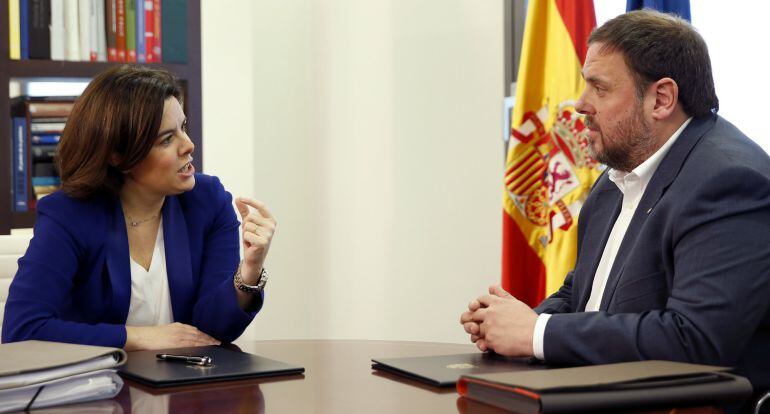 La vicepresidenta del Gobierno, Soraya Sáenz de Santamaría, se ha reunido hoy con el vicepresidente catalán y líder de ERC, Oriol Junqueras. 