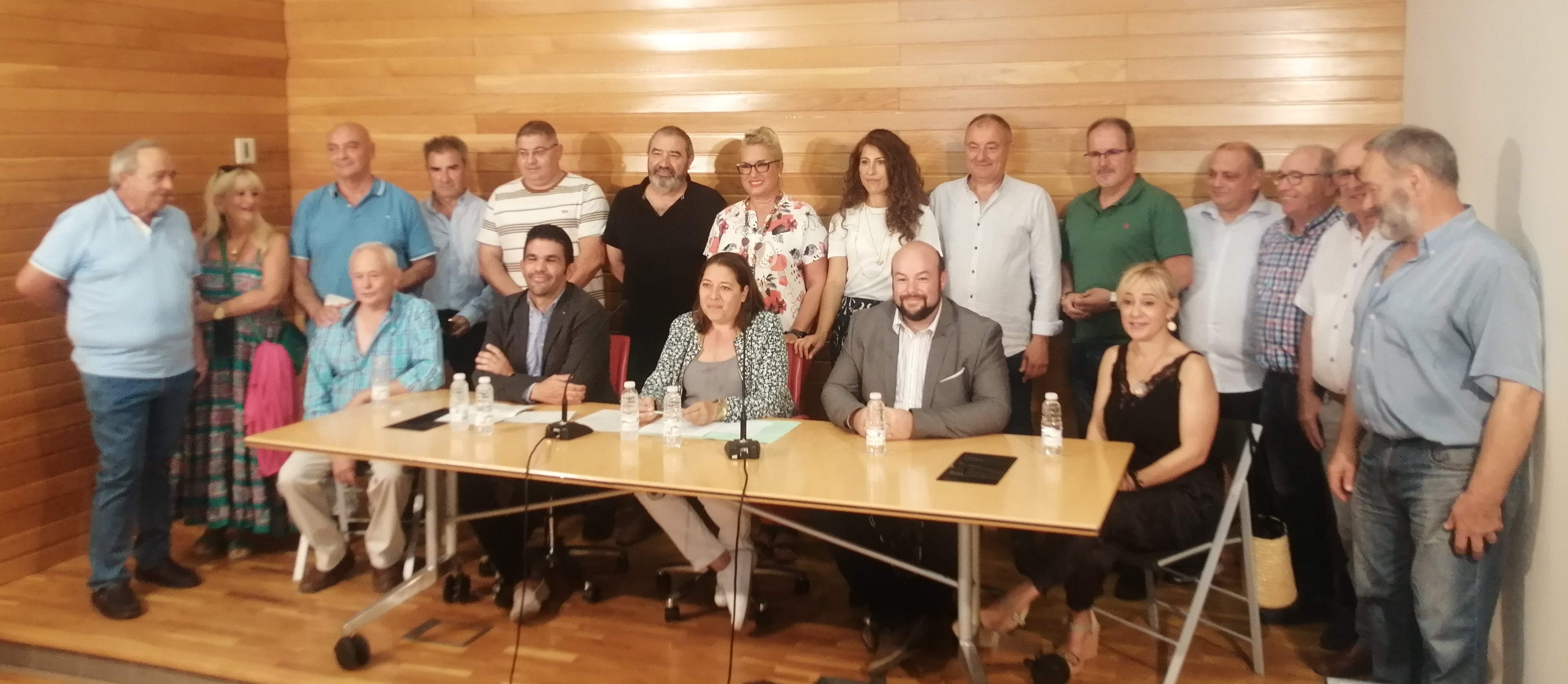 Representantes locales del PP en La Rioja muestran su apoyo a la candidatura de Alberto Bretón para liderar el partido.