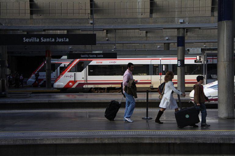 Un descarrilamiento de un tren de mercancías interrumpe la línea férrea Sevilla-Extremadura