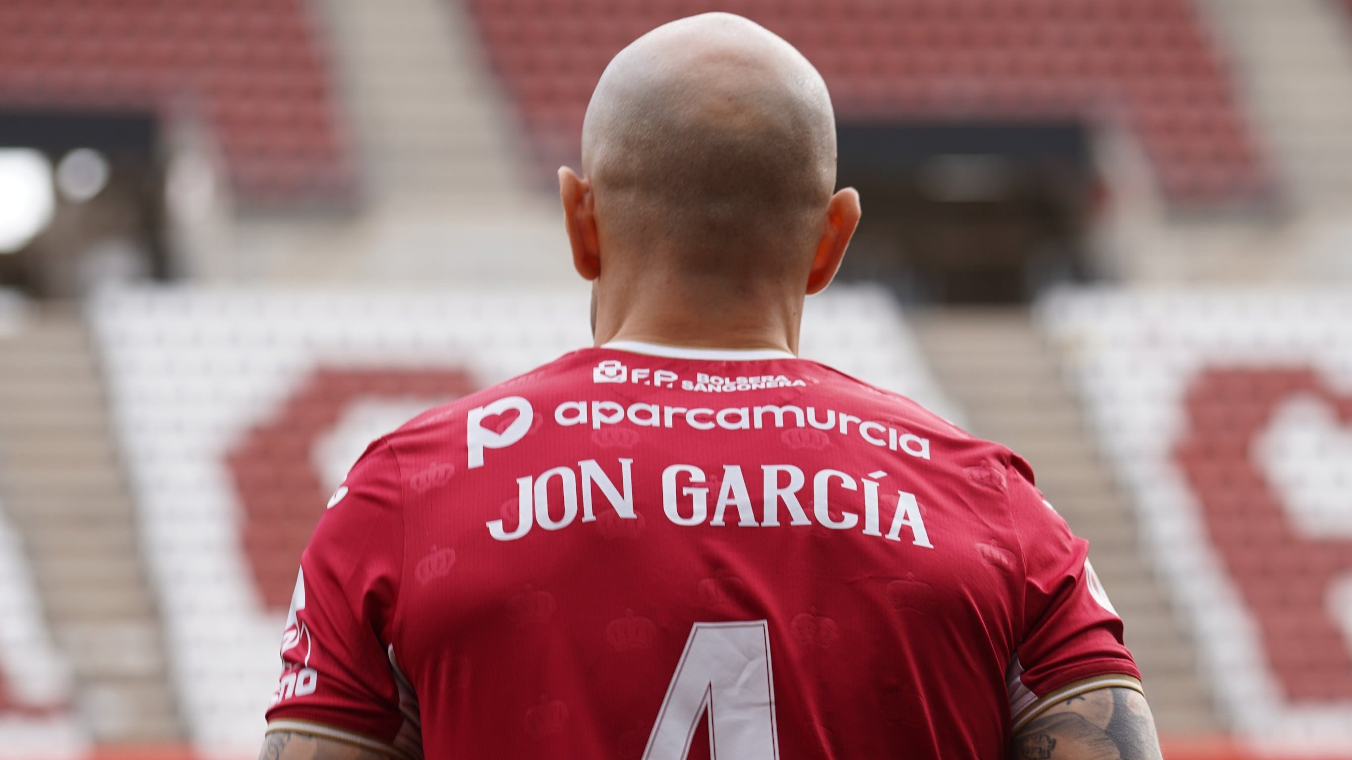 Jon García, jugador del Real Murcia, durante su presentación en febrero de 2026.
