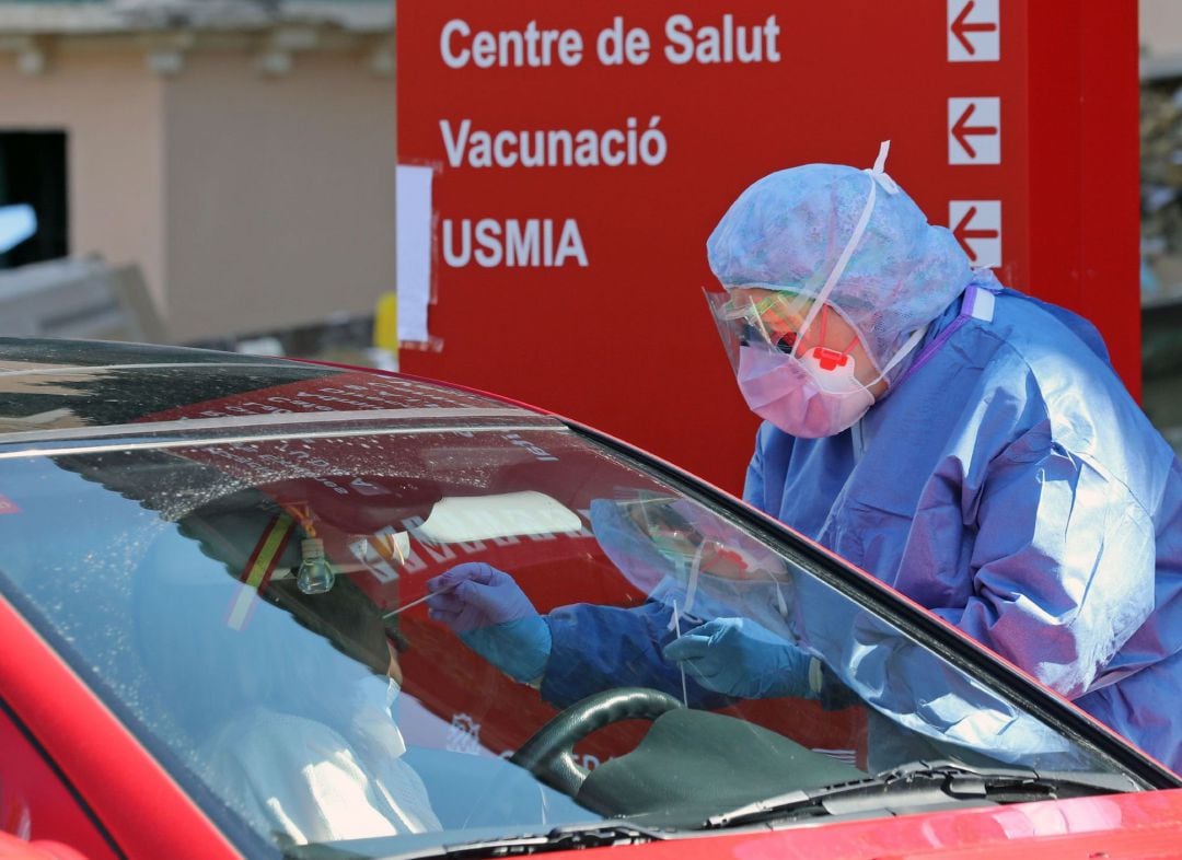 Recogen muestras a trabajadores sanitarios a las puertas del centro y sin que los conductores bajen del vehículo