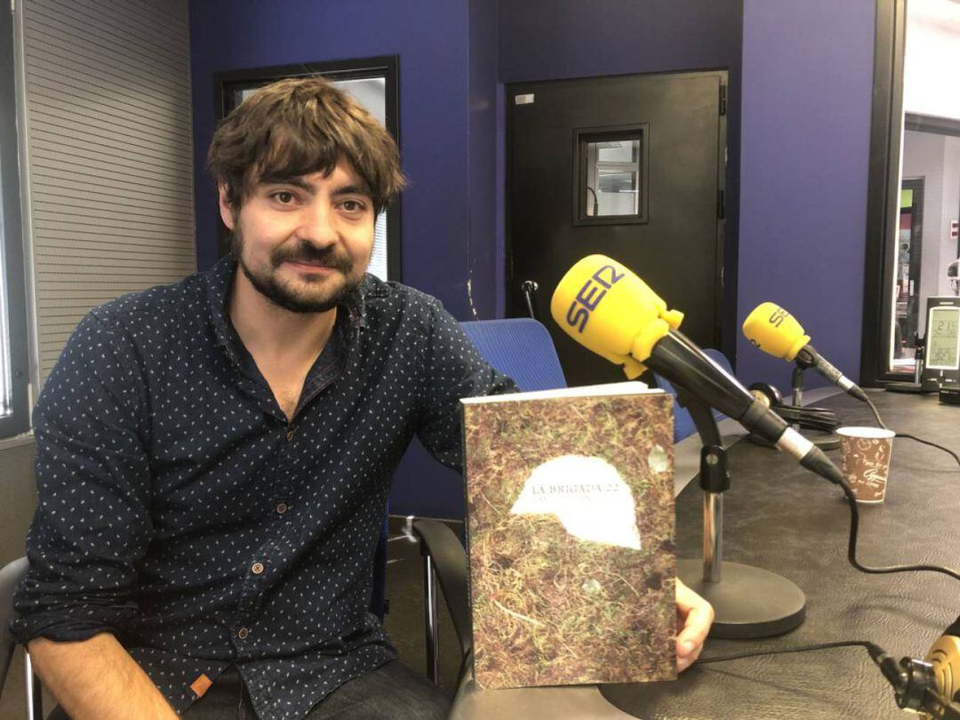 Emilio Gancedo, presentando en Radio León uno de sus trabajos