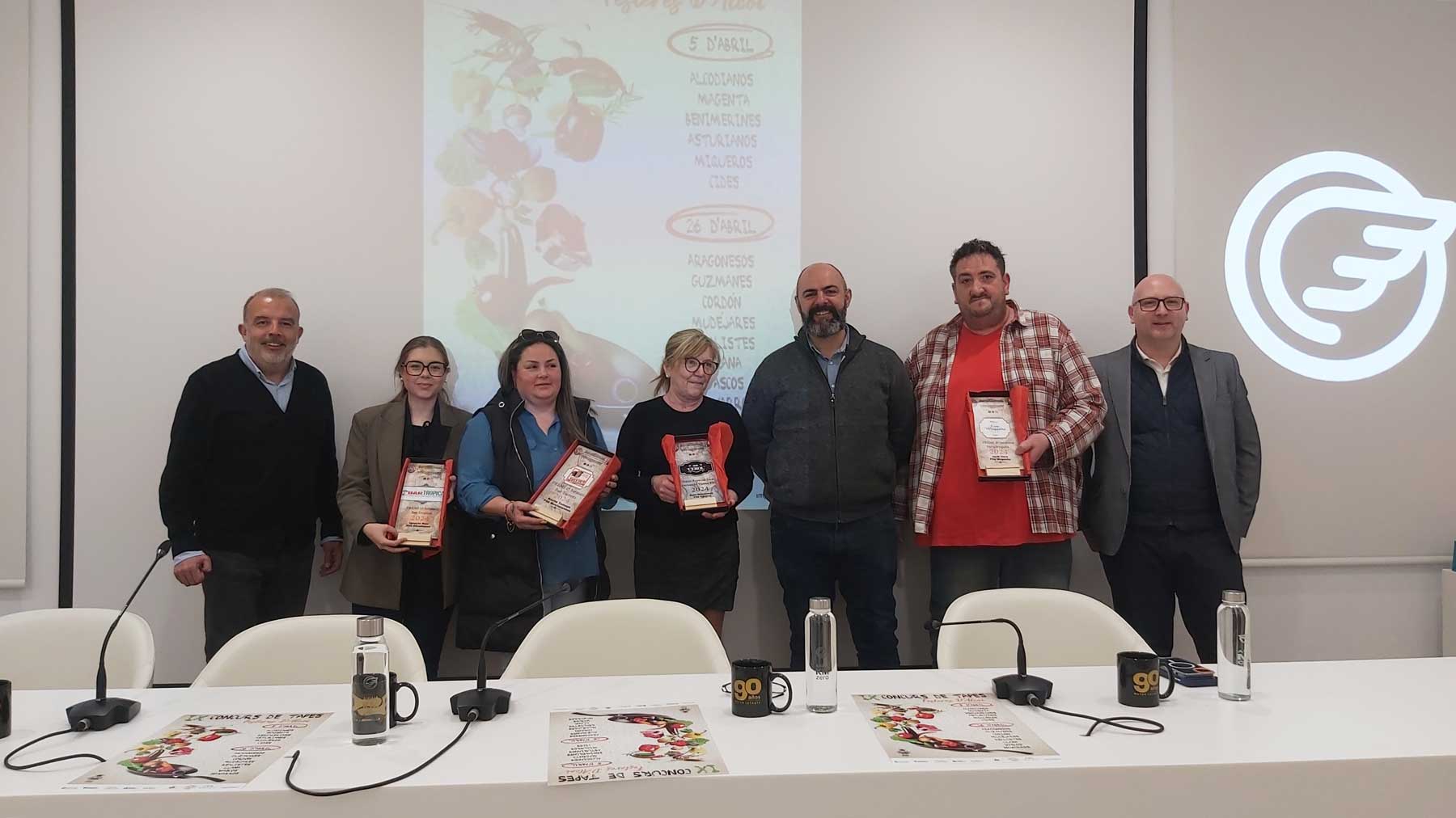 Imagen de familia con los ganadores de la pasada edición del concurso de tapas, el concejal de Fiestas, Jordi Martínez, y representantes de los Samaritas