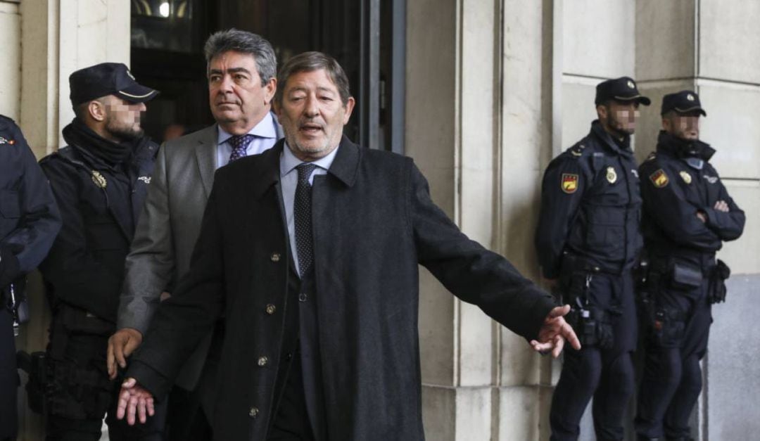 Javier Guerrero sale de la Audiencia de Sevilla durante el juicio de los ERE