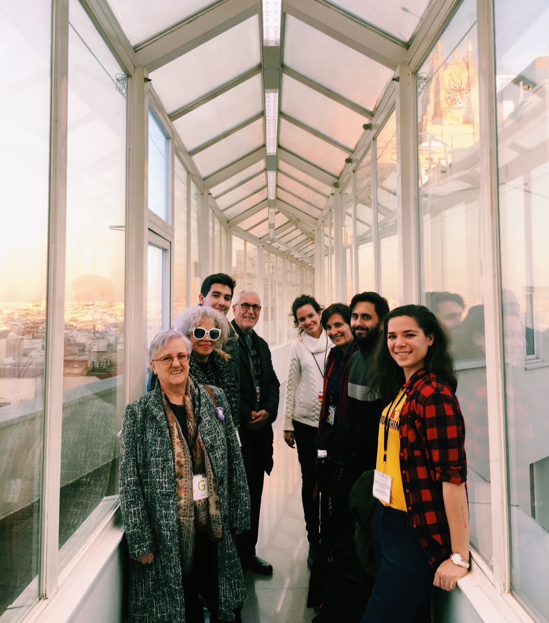 Alumnos, profesores y mayores del Instituto de Enseñanza Secundaria Pradolongo (Madrid)