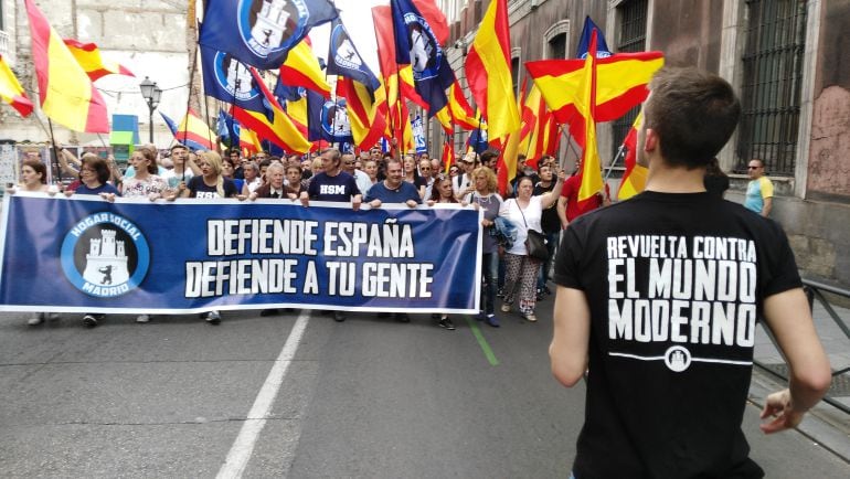 Melisa Domínguez al frente de una manifestación de Hogar Social Madrid el pasado mes de mayo en Madrid