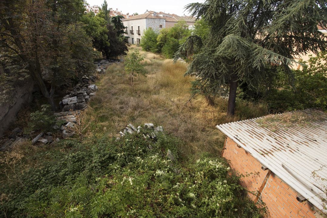 Vista del jardín que rodea el Palacio de los Águila