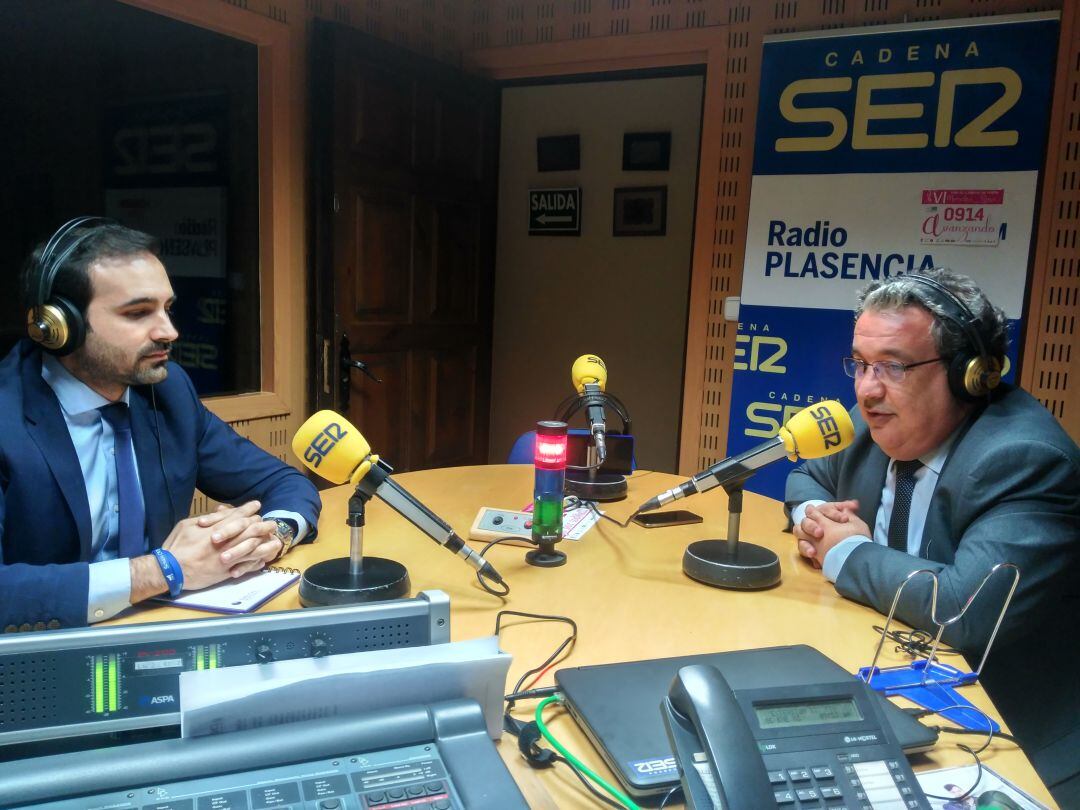 Antonio García (izq) y Pedro Cordero (dcha) en los estudios de SER Norte de Extremadura