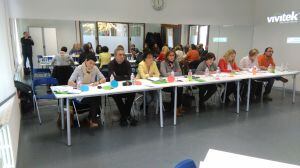 Los portavoces de todos los partidos durante la intervención de las madres de la Ayuda a la Dependencia en el Centro Cívico Casa Cuna