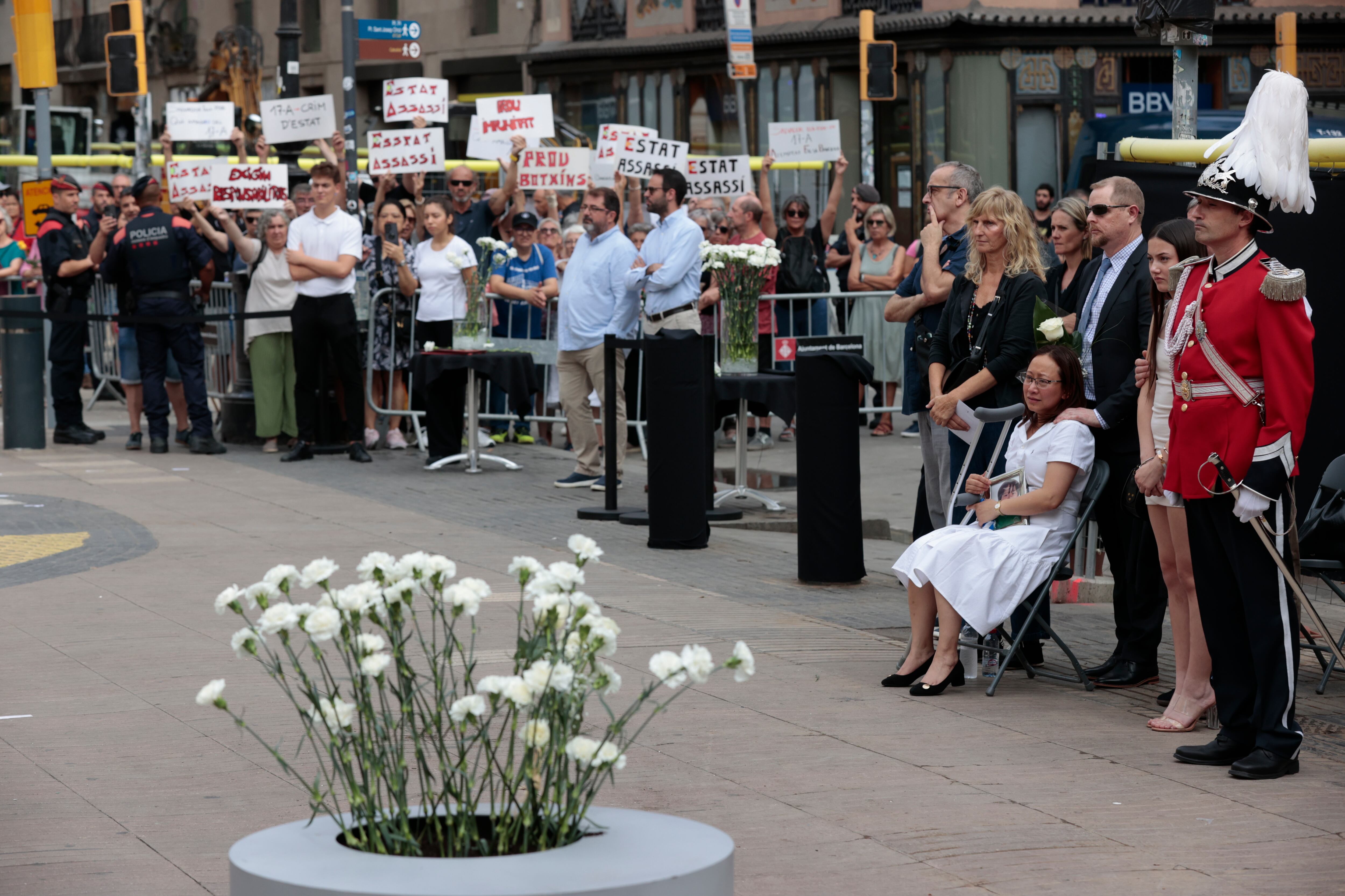 La madre del niño australiano Julian Cadman, una de las 14 víctimas mortales, participa en el homenaje a las víctimas del atentado terrorista del 17 de agosto de 2017 en La Rambla, del que se cumple el séptimo aniversario