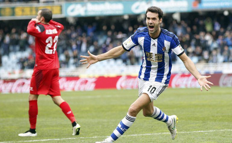 El jugador de la Real Sociedad, Xabi Prieto, celebra su gol ante el Sevilla, durante el encuentro de la jornada 24 de liga de Primera División que han disputado hoy en el estadio de Anoeta de San Sebastián
