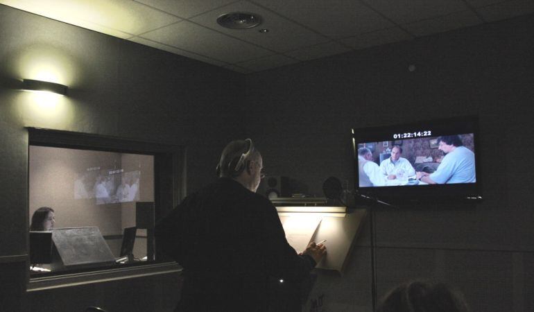 Joan Massotkleiner treballant en un estudi de doblatge