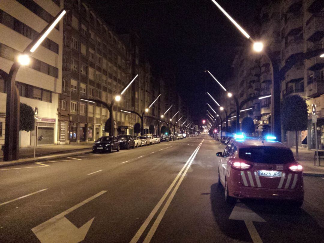 Una patrulla de la Policía Local recorriendo las calles de Gijón. 