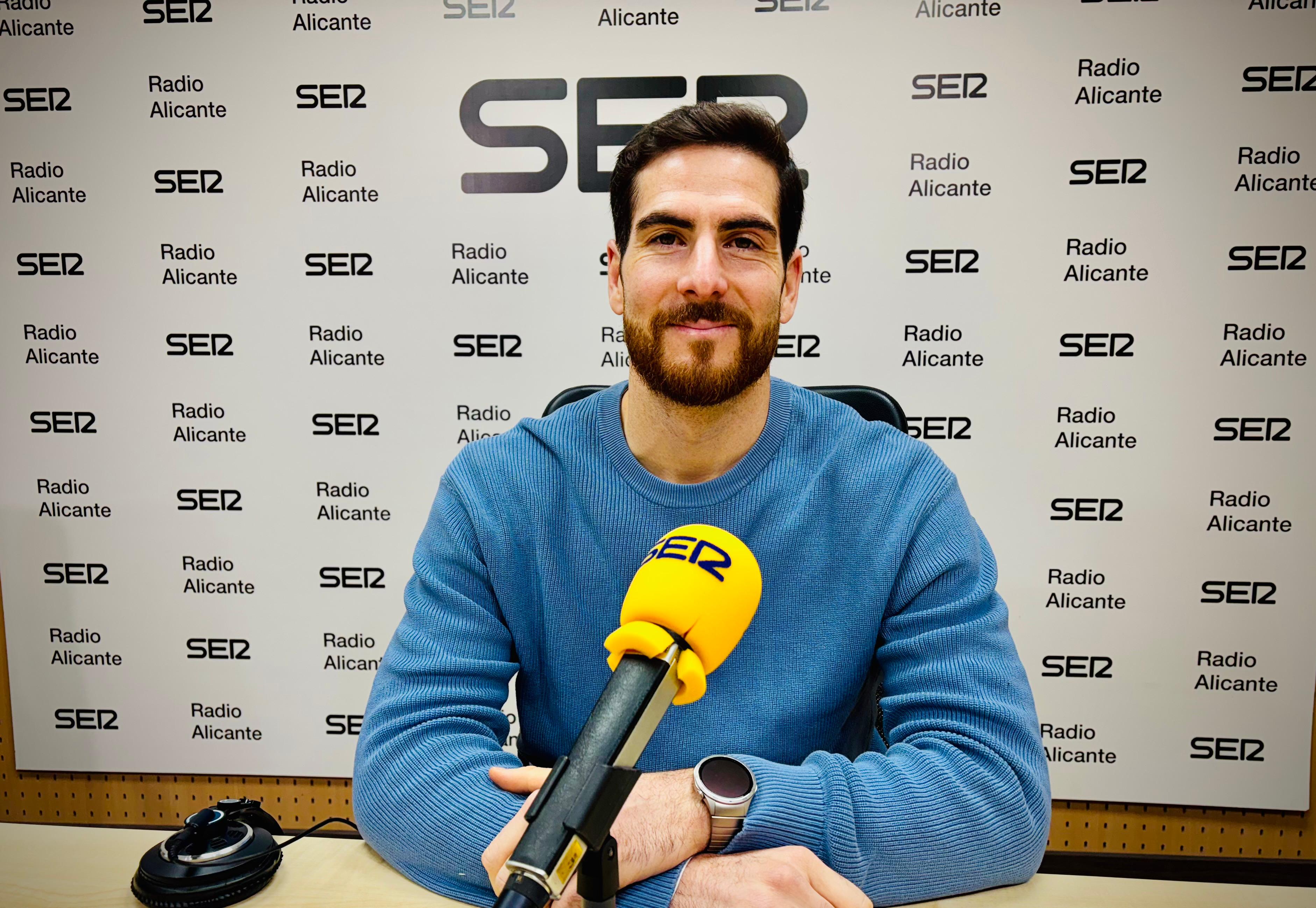 Carlos Abad, portero del Hércules, en los estudios de Radio Alicante