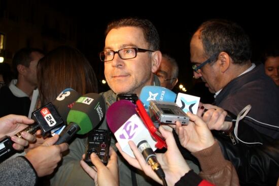 El pare de la menor de 16 anys colpejada amb una porra durant la càrrega policial del 14-N a Tarragona, atenent els mitjans de comunicació