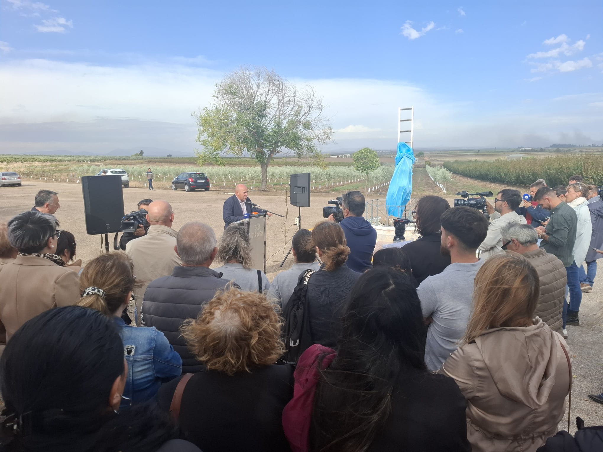 Villar de Rena inaugura un monumento contra el bullying en memoria de Sandra Peña