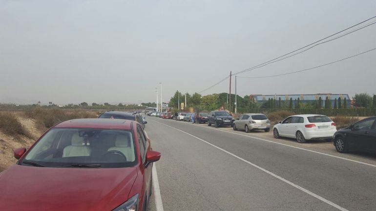 Coches aparcados en los arcenes de la carretera junto al Newton College