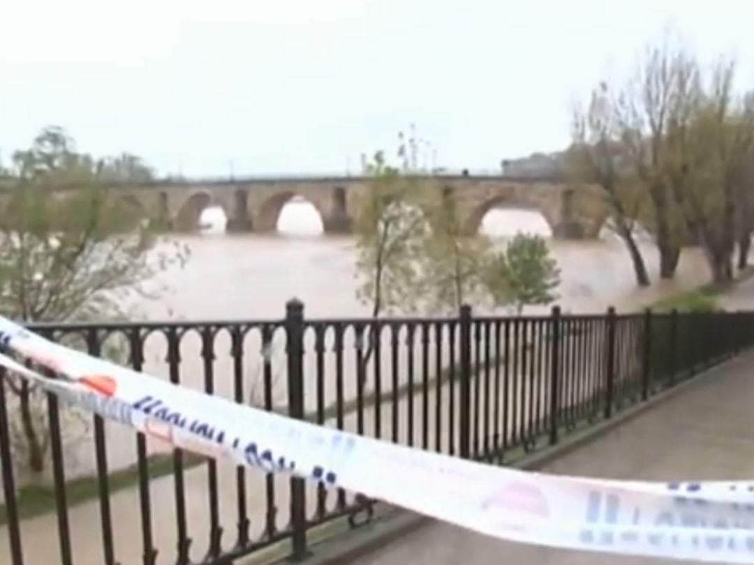 El paso cortado a la rivera del rio Duero a su paso por la capital