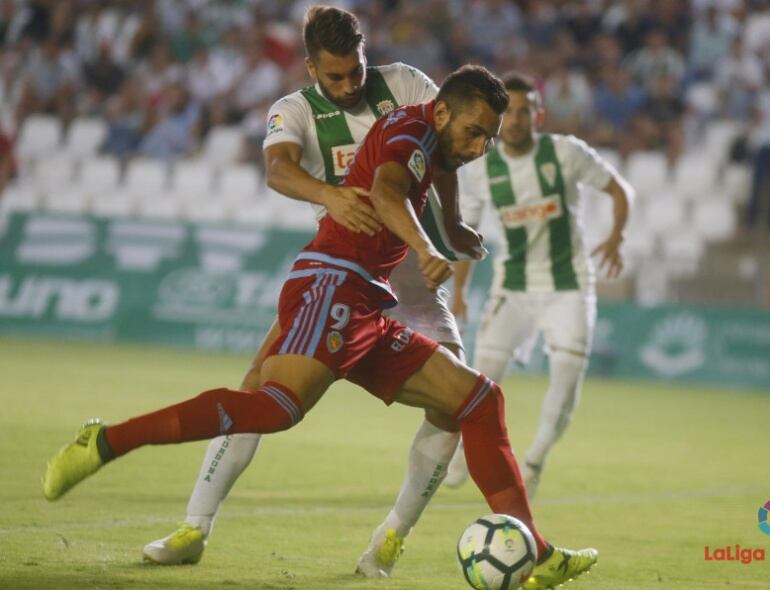 Borja, que vuelve tras su sanción, en una acción del partido de la primera vuelta en Córdoba